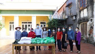 VietFarm presents 150 servings of organic vegetables to poor households in Dong Anh district – Hanoi