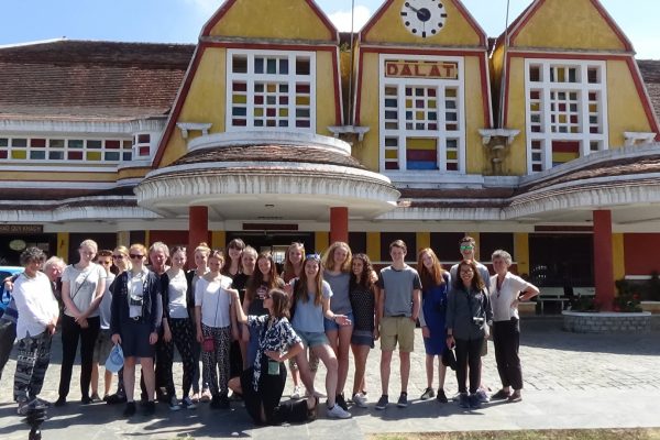 Đoàn học sinh Hà Lan  thăm Cầu Đất