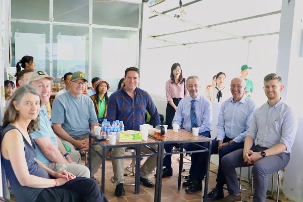 The delegation of the Minister of State at the Department of Agriculture, Food and the Marine and the Irish Embassy visited the high-tech Agricultural Farm in Quoc Oai